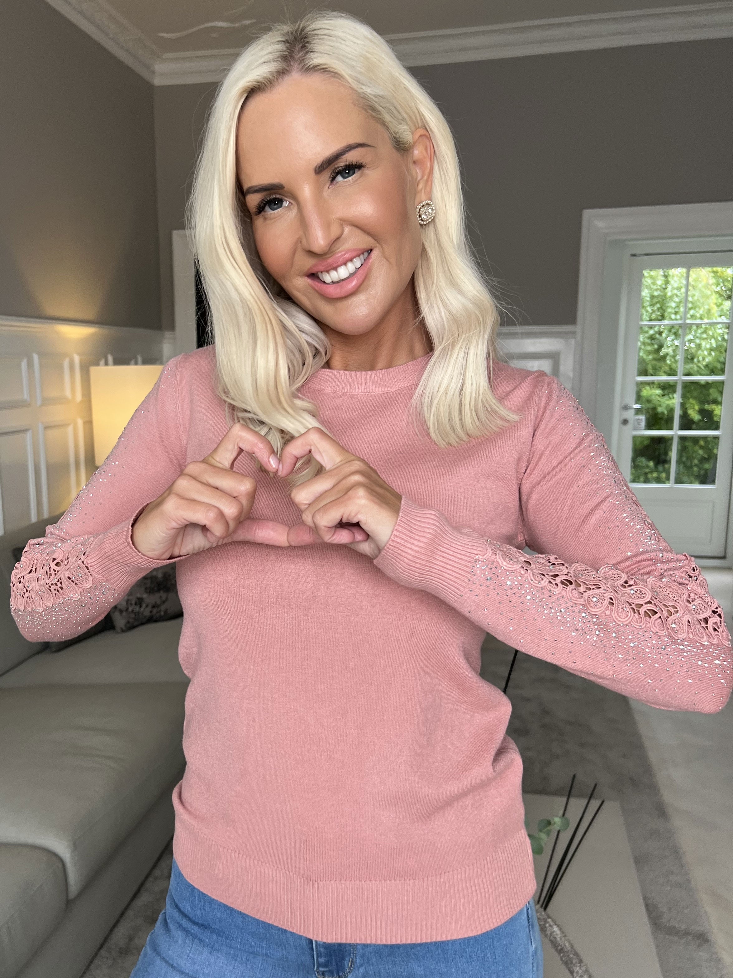 Martine - Blød bluse med broderet detaljer og similisten på ærmerne